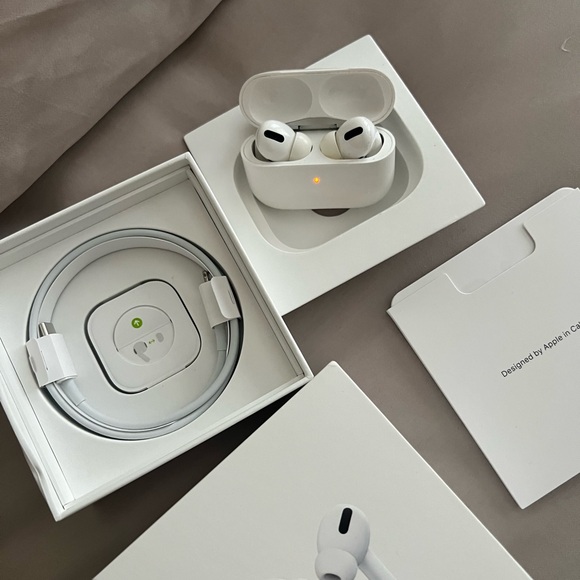 AirPods - Picture 4 of 4